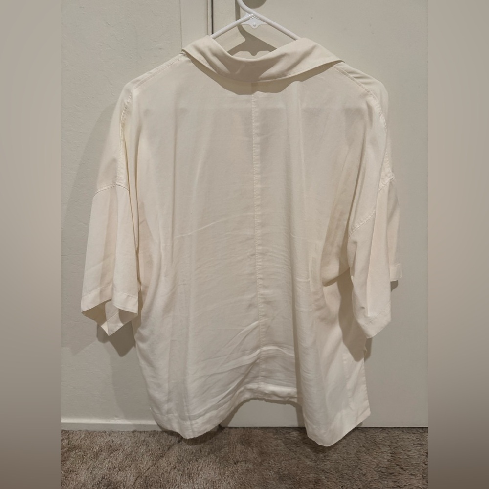 Everlane Off-White Short Sleeve Button-Up - Picture 4 of 4